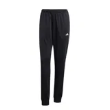 Conjunto deportivo Adidas compuesto por una campera con cierre frontal y cuello alto, y un pantalón tipo jogging. Ambas prendas son de color negro, confeccionadas en tejido técnico con puños elásticos y el logo de la marca estampado en blanco.