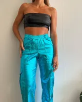 Pantalón cargo turquesa brillante con bolsillos laterales y cintura elástica.
