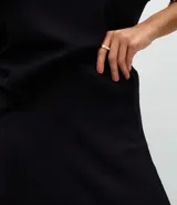 Pollera midi de corte evasé confeccionada en punto, con cintura elástica y caída fluida.