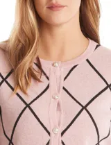 Cardigan de punto con diseño de rombos en color rosa y líneas negras. Presenta cuello redondo, cierre frontal con botones metálicos y mangas tres cuartos.