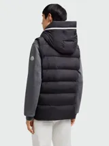 Chaleco acolchado Moncler modelo Cardamine, color negro, con capucha ajustable, cierre frontal y logo de la marca en el pecho.