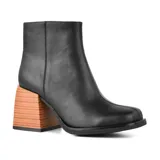 Bota de cuero color marrón con caña corta, punta cuadrada y taco geométrico.