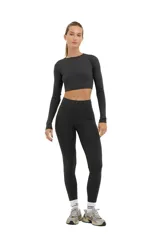 Top deportivo manga larga color gris oscuro, de escote redondo y espalda abierta.