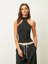 Top negro de cuello alto estilo halter, confeccionado en tejido ajustado al cuerpo, sin mangas.