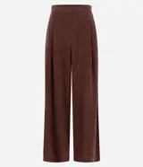 Pantalón wide leg de lyocell marrón, con pinzas delanteras, caída fluida y cintura elastizada en la espalda.