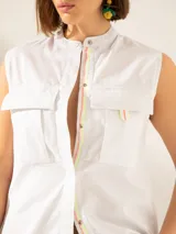 Camisa blanca sin mangas confeccionada en gabardina de algodón.