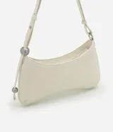 Cartera baguette color blanco con textura croco, correa de hombro con esferas plateadas y cierre de cremallera.