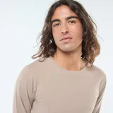 Remera de manga larga color beige con cuello redondo.