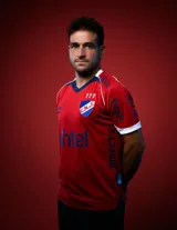 Camiseta de fútbol Umbro del Club Nacional de Football, modelo Away 2026. Diseño en color rojo con detalles en azul y blanco en el cuello y mangas. Incluye logo de Umbro, escudo del club y sponsors estampados en el frente y mangas.