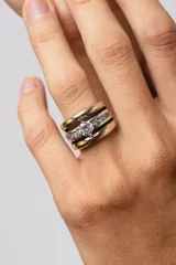 Anillo de plata 925 con dublé de oro y circonias blancas.