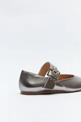 Balerina roja de cuero sintético con punta ligeramente afilada y tira ancha con hebilla metálica.