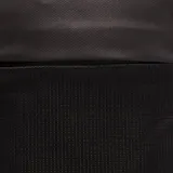 Riñonera Nike Sportswear Essentials negra con correa ajustable con hebilla y logo de Nike estampado en el frente.