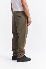 Pantalón de jogging color beige, confeccionado en algodón y poliéster, con cintura elástica y cordón ajustable. Diseño clásico sin puño en los tobillos.