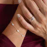Pulsera de plata 925 fina con dijes redondos de circonias con engarce inglés distribuidos a lo largo de la cadena.