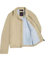 Campera tipo Harrington de algodón color beige claro, con cuello camisero y cierre frontal de cremallera. Presenta bolsillos laterales ribeteados y el logo de Tommy Hilfiger bordado en el pecho.