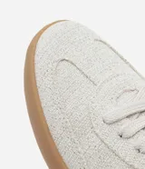 Championes de caña corta color crema, con textura de tejido y acabado deshilachado.