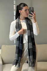 Bufanda rectangular de tejido suave con diseño de patrón escocés en tonos rosado y blanco, terminada con flecos en los extremos.