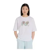 Remera blanca de manga corta con cuello redondo y estampado de zapatillas New Balance en tonos pastel.