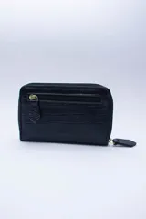 Billetera chica de cuero negro con textura tipo cocodrilo, cierre exterior, bolsillo para monedas con cierre en la parte trasera, múltiples ranuras para tarjetas y billetes, y forro rojo.