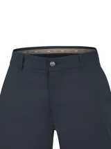 Pantalón de corte regular fit y tiro medio, color azul navy, de diseño liso con bolsillos laterales y cierre frontal con botón y cremallera.