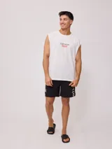 Musculosa negra con estampado de surf en el frente y la espalda.