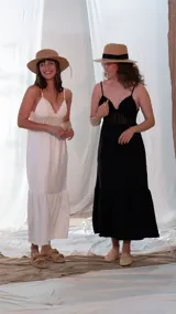 Vestido largo blanco de tirantes finos, con corpiño de crochet y falda de lino con volado en el ruedo.