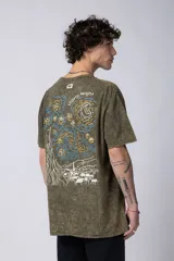 Remera de algodón con efecto de lavado desgastado tipo snow wash, de corte semi-oversize y manga corta. Presenta un pequeño estampado artístico en el pecho inspirado en la obra de Van Gogh.