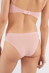 Soutien tipo bralette de microfibra sin costuras, con diseño de doble bretel regulable y detalle fruncido en el centro del escote. Cuenta con cierre de broche doble en la espalda con tres niveles de ajuste.