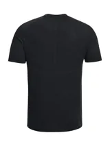 Remera deportiva de manga corta Under Armour, confeccionada en tejido de punto suave con tecnología UA RUSH™ que refleja la energía corporal. Presenta un diseño prácticamente sin costuras para evitar rozaduras, con zonas de malla estratégicamente ubicadas para mayor transpirabilidad y logotipos iridiscentes.