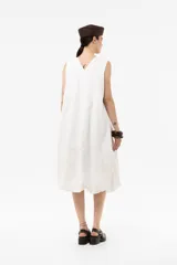 Vestido midi blanco sin mangas, de corte amplio y relajado con silueta evasé y escote redondo.