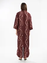 Camisa larga marrón con estampado de cadenas rosas, de lino italiano, corte estilo japonés, con tres botones delanteros.