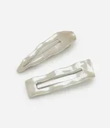 Kit de dos pinzas para el pelo con diseño de formas orgánicas e irregulares, acabado metálico plateado.