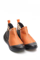 Zapato deportivo sin cordones con estampado de leopardo y elásticos laterales.