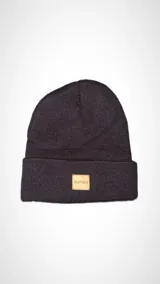 Gorro de lana negro tejido con puño rebatible y etiqueta de cuero con el logo de la marca en el frente.