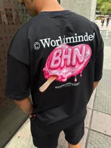 Remera negra de corte oversize con estampa gráfica en la espalda que representa un helado de palito rosa con el texto BHN y la inscripción Worldminder.