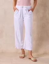 Pantalón crop de corte recto, color blanco, con cintura elástica y cordón ajustable. Cuenta con bolsillos laterales y traseros.