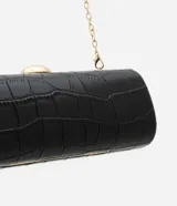 Cartera baguette color negro con textura crocco y correa de cadena fina.
