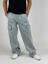 Pantalón jean celeste de corte holgado con bolsillos cargo laterales.
