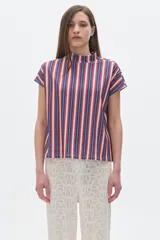 Blusa de rib a rayas verticales azules, rojas y blancas, de manga corta y cuello alto.
