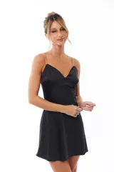 Vestido corto negro de satén con escote en V y tirantes finos de strass.