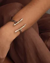 Brazalete abierto de bronce con forma de rama.