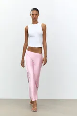 Falda midi color blanco hueso, de satén, corte al bies y cintura elástica.