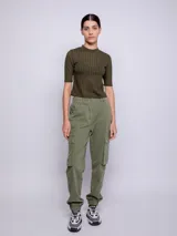 Top blanco de cuello alto y manga tres cuartos, con diseño de transparencias.