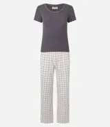 Pijama largo con blusa gris acanalada de cuello redondo y pantalón largo con estampado de cuadros y cintura elástica.