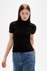Remera de viscosa con textura acanalada, corte al cuerpo, cuello alto y mangas cortas.