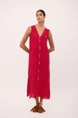 Vestido largo sin mangas, color rojo vibrante, con escote en V y cierre de botones frontal. Presenta tajos laterales y un pequeño aplique bordado de cerezas en el pecho.