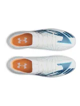 Championes de fútbol Under Armour Shadow Pro 4 FG, diseñados para césped natural. Presentan un empeine textil ligero en color blanco con detalles gráficos en azul y logo de la marca en tono cobrizo. Cuentan con cuello y lengüeta de punto para un ajuste tipo calcetín, contrafuerte 3D en el talón y una suela con tacos biomecánicos para optimizar la aceleración y desaceleración.