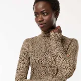 Camiseta de cuello alto y manga larga con estampado animal print en tonos beige y negro.
