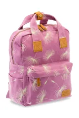 Mochila de lona azul con estampado floral, asas de mano superiores unidas por una tira con broche, detalles en cuero sintético marrón, bolsillo frontal con cierre y compartimentos laterales.