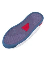 Championes Under Armour modelo Court 96, de diseño urbano en color blanco. Presentan una parte superior de cuero premium con perforaciones laterales para mayor ventilación, entresuela blanca con detalle de líneas horizontales rojas en el talón y suela de goma en tono azul translúcido.